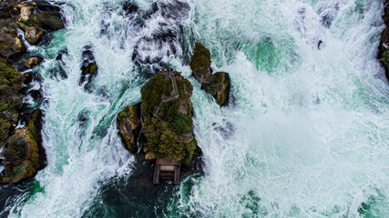 Agua cayendo por una catarata en Suiza