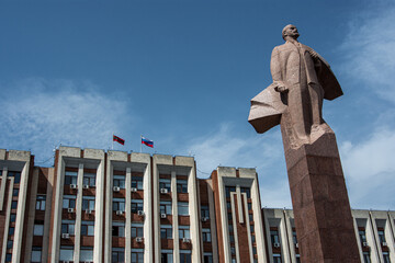 Lenin statue in front of parliament of Transnistria, unrecognized communist country in Moldova - obrazy, fototapety, plakaty