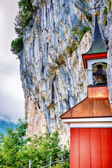Glockenturm der Felsenkirche Wildkirchli in den Appenzeller Alpen, Schweiz