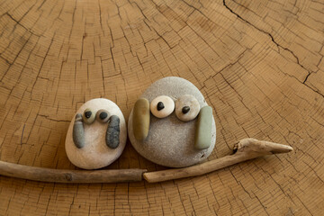 Making owl step by step with colorful stones.