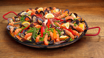 Deliciosa paella valenciana com frutos do mar em fundo de mesa rústico