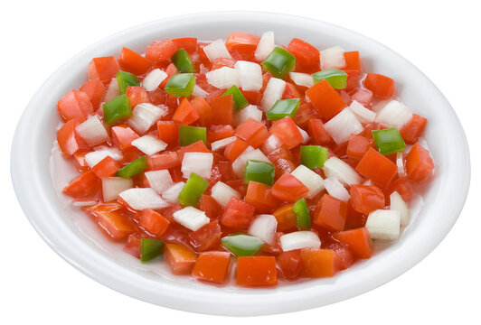 Molho vinagrete com tomate, cebola e piment&atilde;o verde na tijela em fundo branco para recorte.