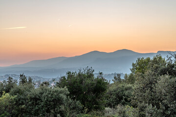 Coucher de soleil sur un paysage montagneux de l'arrière pays niçois dans le Sud de la France