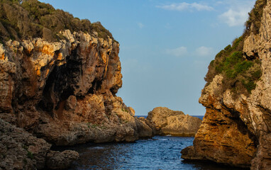 Los acantilados de Cala Rafalet en Menorca.