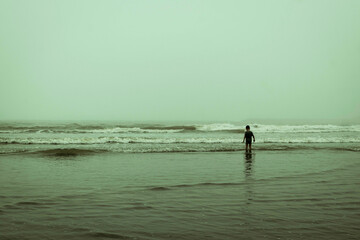 niño en la playa con mar