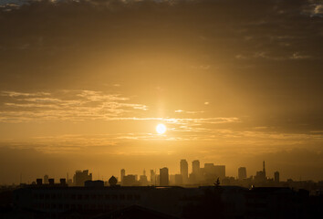 秋の名古屋市上空の綺麗な夕焼けの風景