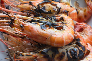 Obraz na płótnie Canvas grilled shrimp in a plate