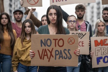Group of Young people marching with signs with novax slogans - obrazy, fototapety, plakaty