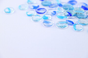 青と水色のおはじき　背景素材