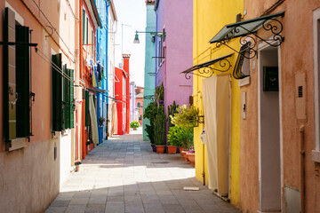 Fototapeta na wymiar イタリアのベネチア　ブラーノ島でみたカラフルでおしゃれな街並み