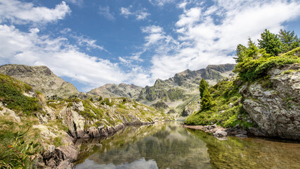 Paysage d'un lac de montagne dans le massif de Belledonne (Alpes, Chamrousse, France) sous un beau ciel bleu d'été