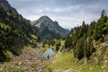 Randonnée des lacs de montagne près de Chamrousse (massif de la Belledonne, alpes, France)