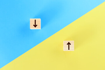矢印が描かれた二つの積み木 3