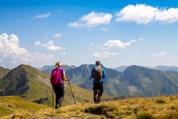 Wandern in den Karpaten: Wanderer im Fogarascher Gebirge, Rumänien. Das Gebirge wird von der Transfogarascher Hochstraße durchzogen