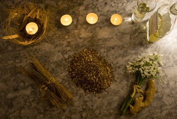 ritual de magia blanca, pedido de buena cosecha y agradecimiento con velas y flores blancas © Galdys V