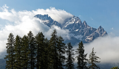 Wolken und Nebel ziehen um die Gipfel der Sextner Dolomiten, Pustertal, Alpen, S&uuml;dtirol, Italien 