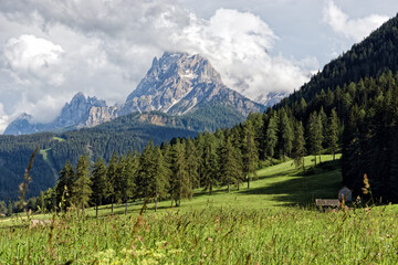 Fototapeta na wymiar Bergwiesen mit alten Holzhütten vor den Gipfeln der Sextner Dolomiten, Pustertal, Alpen, Südtirol, Italien 