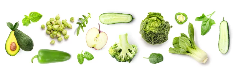 Foto op Plexiglas Verse groenten Set van groene groenten en kruiden op witte achtergrond