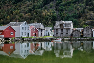Fototapeta na wymiar Skandinavien, alte Häuser von Fischerdorf am Fjord in Norwegen