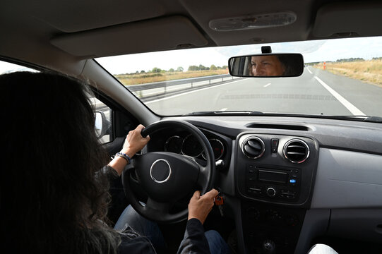 Femme conduisant une voiture sur une autoroute