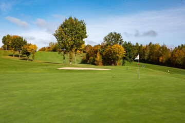 Golfplatz mit Green und Fahne