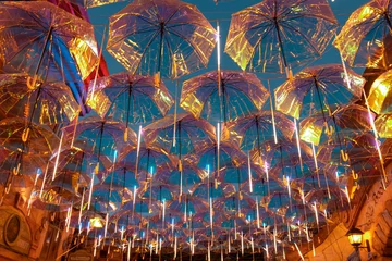 Photo sur Plexiglas Parc dattractions parapluies suspendus parmi les maisons du parc d& 39 attractions