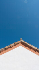 Tejas de barro cocido en casa de veraneo blanca
