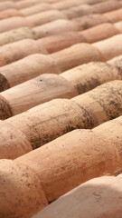Tejas de barro cocido rustico en tejado