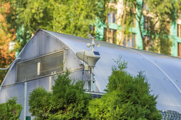 Portable outdoor solar-powered weather station for measuring wind, light and temperature