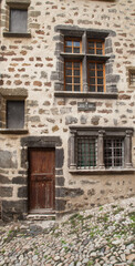 Obraz na płótnie Canvas Vieille façade du 16ème siècle avec des fenêtres à meneaux