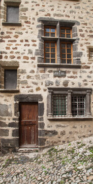 Vieille façade du 16ème siècle avec des fenêtres à meneaux