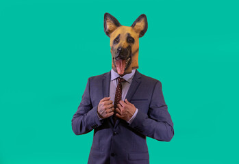 Empresario con mascara de perro con gesto relajado en fondo verde, con espacio para texto.