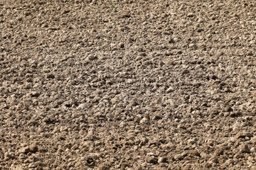 Widok na zbryloną glebę na wsi.  - obrazy, fototapety, plakaty