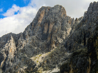 Fototapeta na wymiar Rosengarten also called Catinaccio mountain range in the Dolomites of South Tyrol (Alto Adige) during autumn. The Vajolet Towers and the rock face of mount Laurin Wand. The Rosengarten is part of the 
