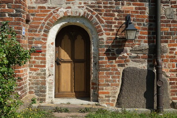 Seiteneingang zur St.Katharienenkirche in Middelhagen