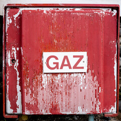 Un compteur à gaz peint en rouge