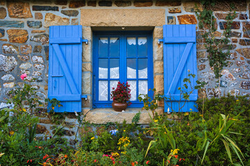 Fototapeta na wymiar Beautiful blue window in Brittany on Crozon 