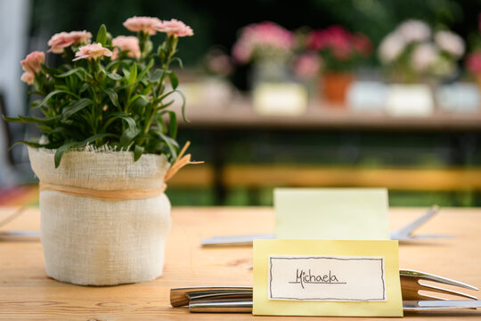 Table name card for Michaela and cutlery on a wooden table