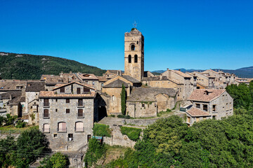 Fototapeta na wymiar Drohnenaufnahme, Luftbild der historischen Altstadt von Ainsa mit der Pfarrkirche Santa María im Vordergrund, Aínsa, Provinz Huesca, Spanien