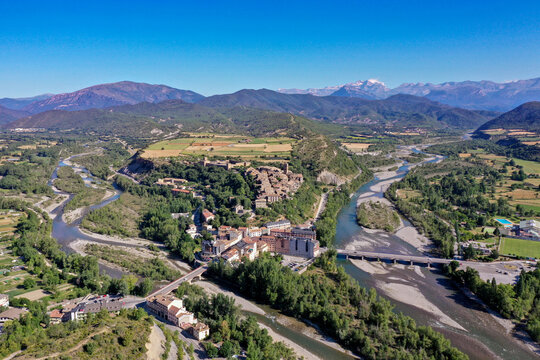 Drohnenaufnahme, Luftbild der Neustadt von Ainsa und die Flüsse Rio Cinca und Ara, dahinter die historische Altstadt von Ainsa und die Berge der Pyrenäen, Aínsa, Provinz Huesca, Spanien