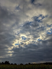 Obraz na płótnie Canvas Bedeckter Himmel mit Sonnenstrahlen, die durch die Wolken kommen