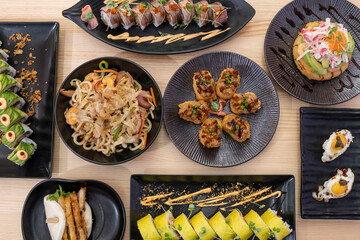 Platos variados de comida oriental, tipo banquete © DiegoCalvi