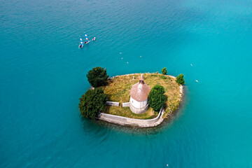 Drohnenaufnahme, Drohnenfoto der Kappelle Saint Michel de Pruniers im See Lac de Serre Ponçon mit...