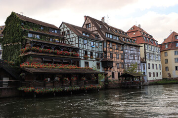 Fototapeta na wymiar Romantisches Mühlenviertel in Straßburg