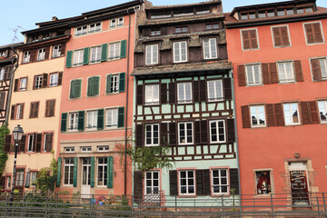 Fototapeta na wymiar Historische Straßburger Häuserzeile im Gerber- und Mühlenviertel (Petite France)