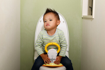 トイレトレーニングをしている男の子。