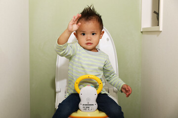 トイレトレーニングをしている男の子。