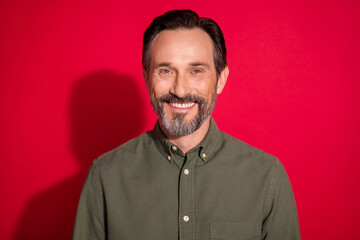 Photo portrait man smiling happy wearing casual clothes isolated bright red color background