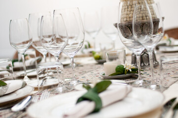 Decorate the dinner table with beautiful glassware