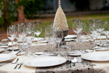 Decorate the dinner table with beautiful glassware